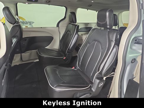 Used 2024 Chrysler Pacifica Limited FWD image 12