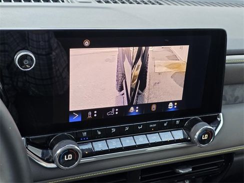 Used 2024 Chevrolet Colorado ZR2 w/ ZR2 Convenience Package III image 19