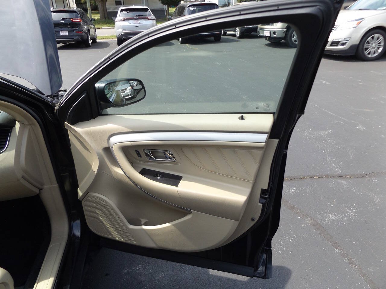 Used 2017 Ford Taurus SE FWD image 26