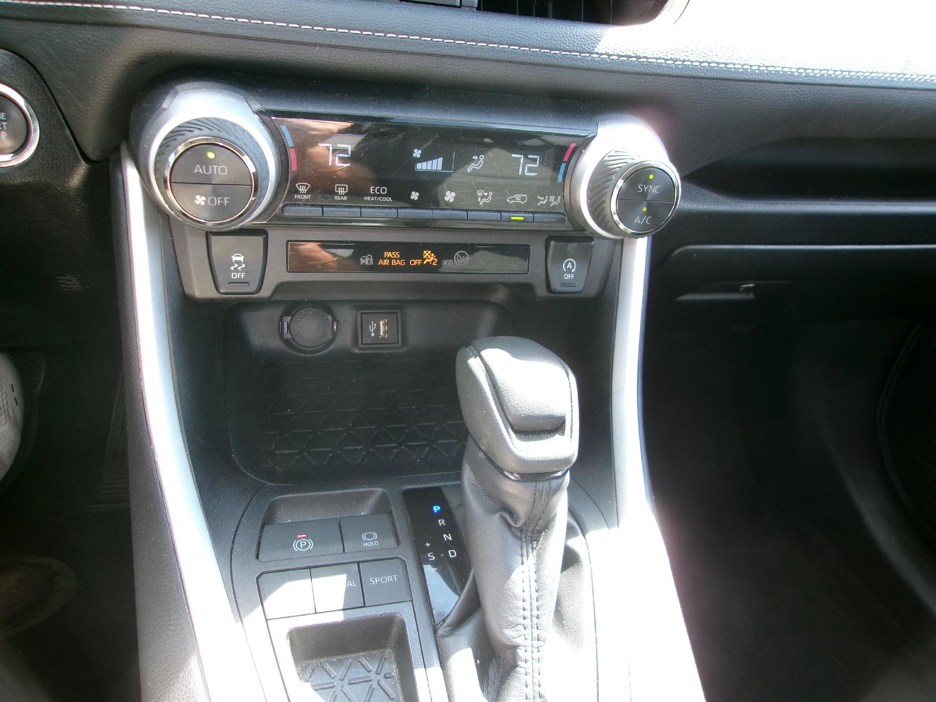 Used 2025 Toyota RAV4 XLE FWD image 12