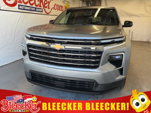 Used 2025 Chevrolet Traverse LT image 1