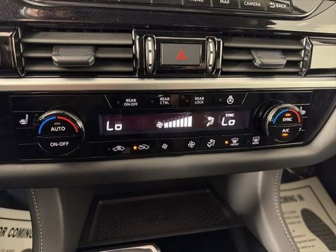 Used 2025 Nissan Pathfinder SL w/ SL Premium Package AWD/4WD image 32