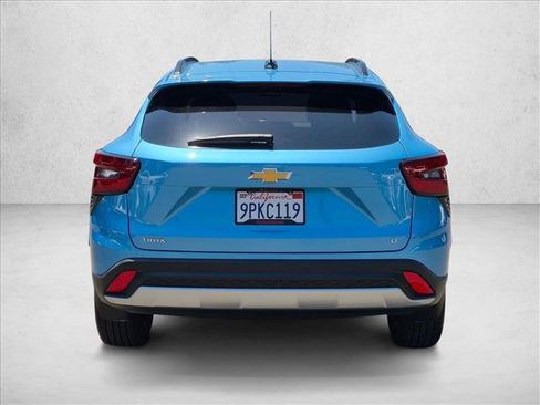Used 2025 Chevrolet Trax LT w/ LPO, Blackout Package FWD image 6