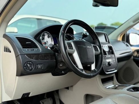 Used 2015 Chrysler Town & Country Limited FWD image 10