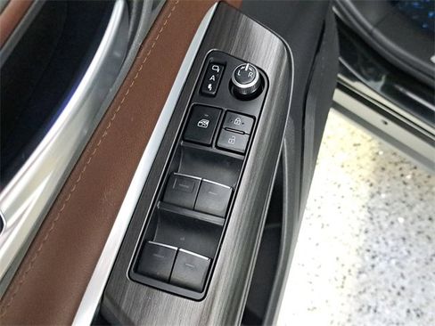 Used 2023 Toyota Venza Limited image 22