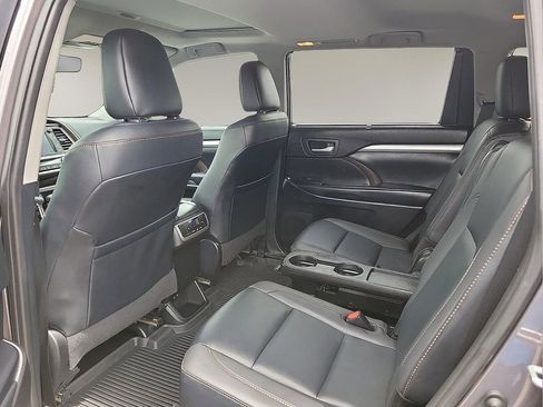 Used 2019 Toyota Highlander XLE FWD image 10