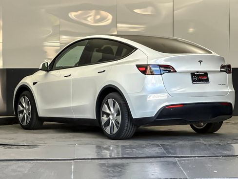 Used 2023 Tesla Model Y Long Range AWD/4WD image 5