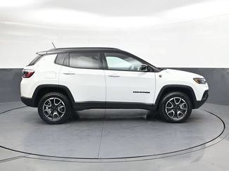 Used 2025 Jeep Compass Trailhawk AWD/4WD video 3