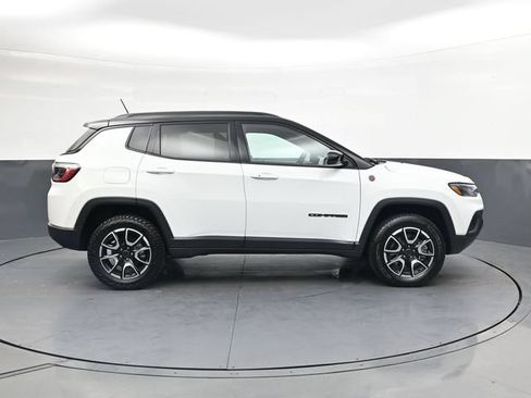 Used 2025 Jeep Compass Trailhawk AWD/4WD image 3