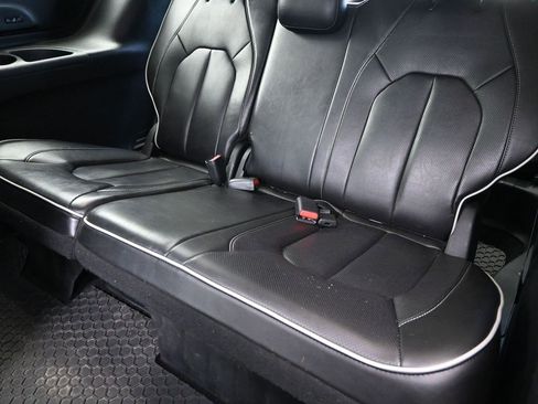 Used 2022 Chrysler Pacifica Limited w/ Uconnect Theater Family Group image 16