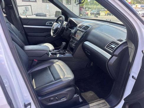 Used 2017 Ford Explorer XLT w/ Equipment Group 202A AWD/4WD image 37