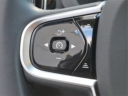 Certified 2025 Volvo XC60 B5 Plus image 18