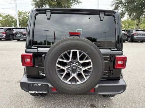 Used 2026 Jeep Wrangler Unlimited Sahara AWD/4WD image 3