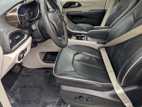 Used 2023 Chrysler Pacifica Limited image 15