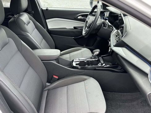 Used 2025 Chevrolet Trax LT w/ LT Convenience Package FWD image 10