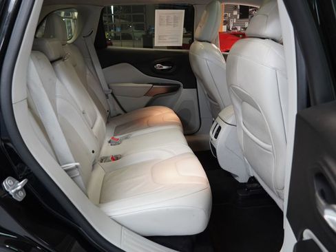 Used 2019 Jeep Cherokee Limited image 27