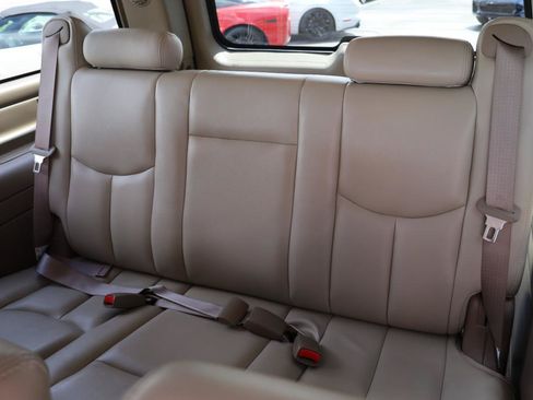 Used 2005 Chevrolet Suburban LT w/ Preferred Equipment Group RWD image 16