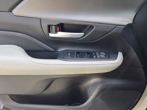 Used 2024 Toyota Grand Highlander XLE FWD image 31