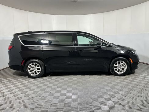 Used 2025 Chrysler Pacifica Select FWD image 9