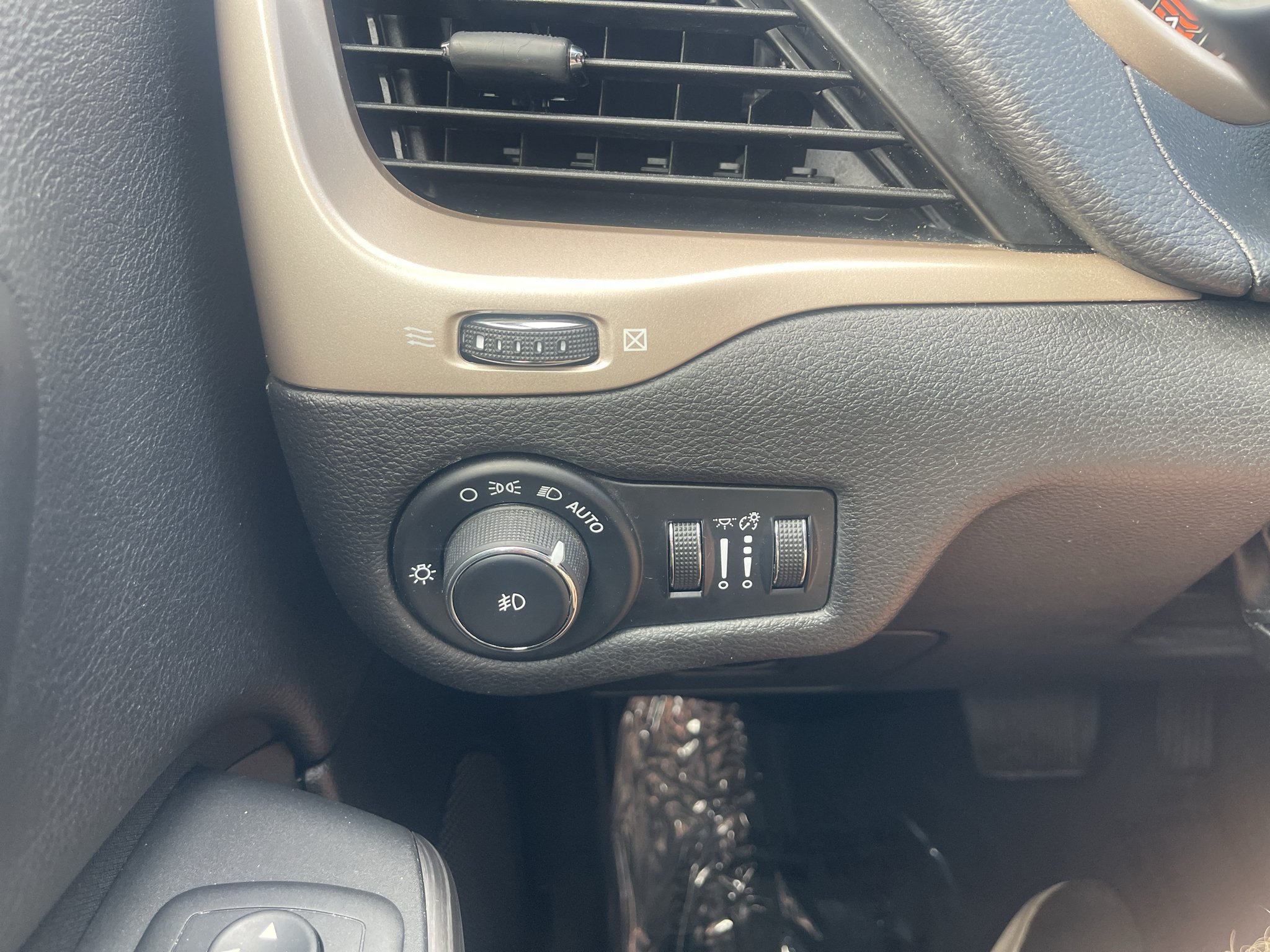 Used 2015 Jeep Cherokee Latitude AWD/4WD image 18
