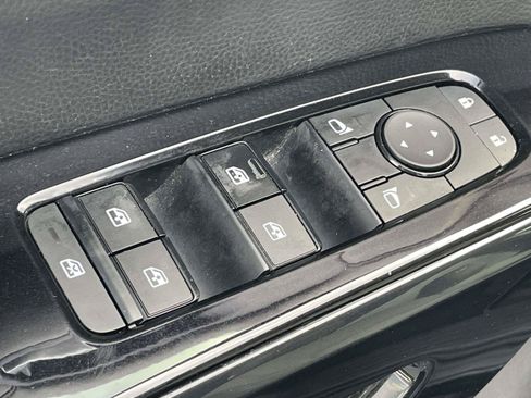 Used 2022 Nissan Pathfinder SV AWD/4WD image 16