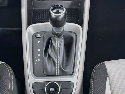 Used 2025 Hyundai Venue SEL FWD image 25
