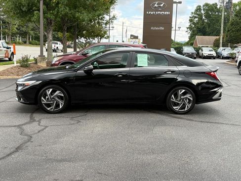 Certified 2025 Hyundai Elantra Limited FWD image 3