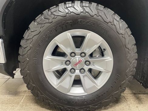 Used 2024 GMC Sierra 1500 SLE w/ Preferred Package image 7