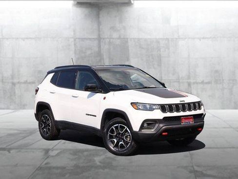 Used 2025 Jeep Compass Trailhawk w/ Trailer Tow Group AWD/4WD image 6