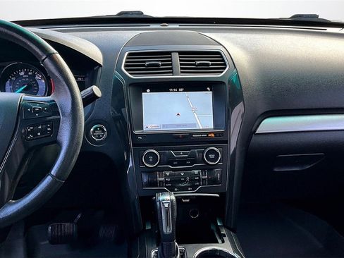 Used 2017 Ford Explorer XLT w/ XLT Technology Feature Bundle image 9