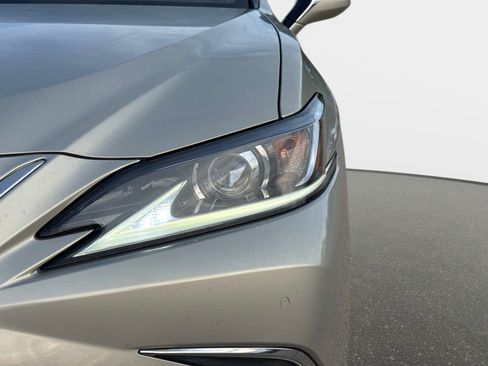 Used 2020 Lexus ES 350 w/ Premium Package image 9