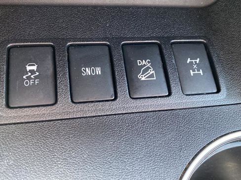 Used 2019 Toyota Highlander LE AWD/4WD image 19