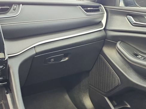 Used 2025 Jeep Grand Cherokee L Altitude image 19