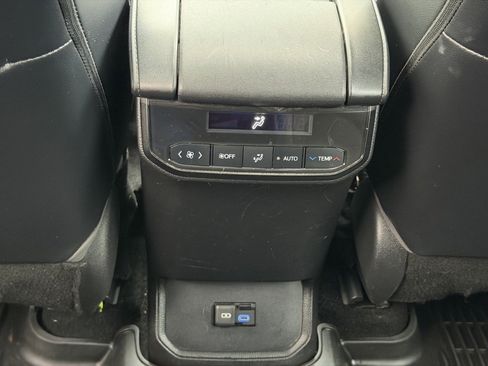 Used 2022 Toyota Highlander XLE image 12