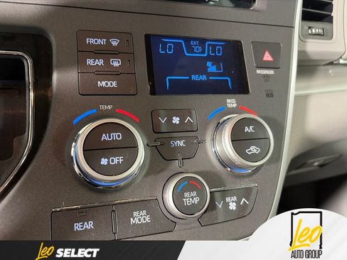 Used 2020 Toyota Sienna LE w/ LE Preferred Package FWD image 19