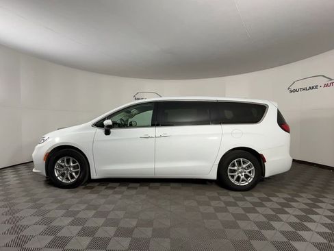 Used 2023 Chrysler Pacifica Touring-L image 5