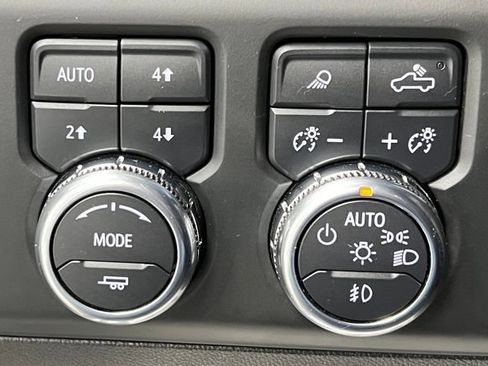 Used 2024 GMC Sierra 1500 AT4 w/ Technology Package AWD/4WD image 30