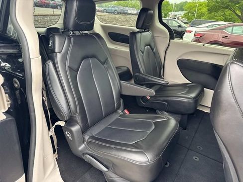 Used 2023 Chrysler Pacifica Touring-L FWD image 22