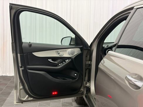 Used 2019 Mercedes-Benz GLC 300 4MATIC w/ Premium Package image 11