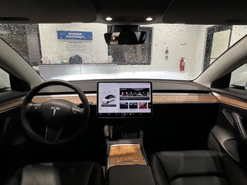 Used 2023 Tesla Model 3 Standard Range image 29
