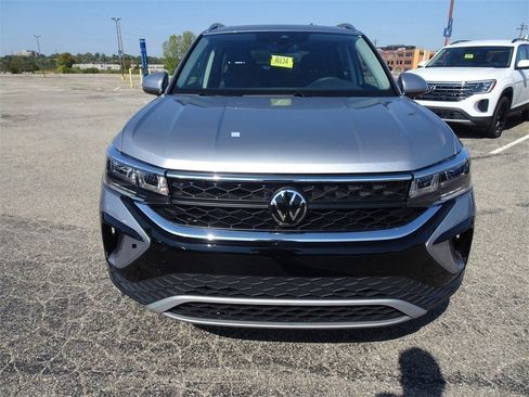 Certified 2024 Volkswagen Taos SE image 9