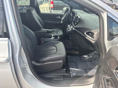 Used 2026 Chrysler Pacifica Select FWD image 19