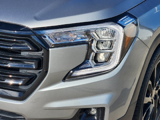 Used 2024 GMC Terrain SLT w/ Elevation Edition FWD image 9