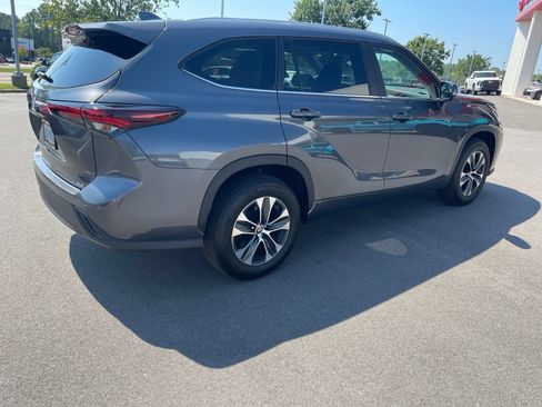 Used 2025 Toyota Highlander XLE FWD image 19