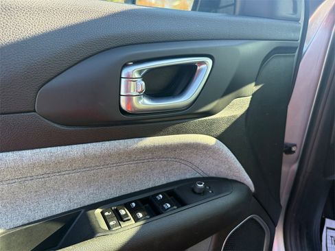 Certified 2024 Jeep Compass Latitude image 19