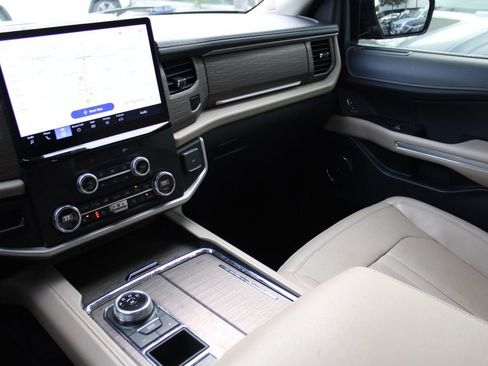 Used 2022 Ford Expedition Limited image 10