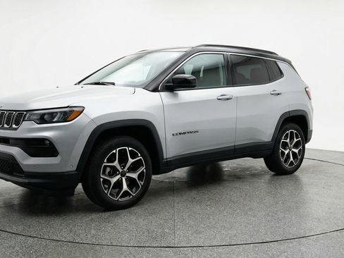 Used 2025 Jeep Compass Limited AWD/4WD image 3