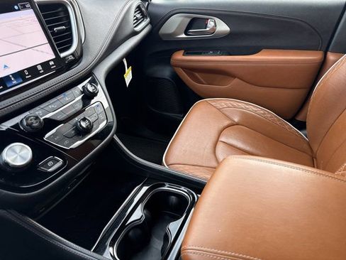 Used 2024 Chrysler Pacifica Pinnacle image 28
