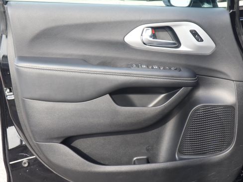 Used 2025 Chrysler Pacifica Limited FWD image 14