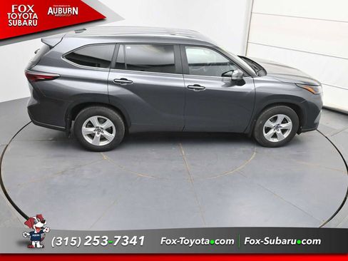 Used 2024 Toyota Highlander LE AWD/4WD image 29